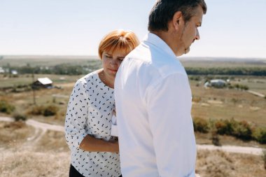 Orta yaşlı çift uçuruma yürür