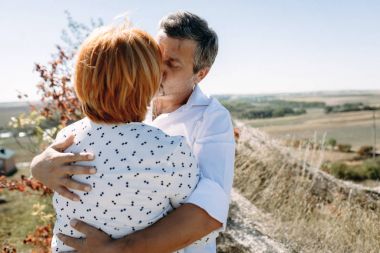 Orta yaşlı çift uçuruma yürür