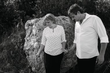 Orta yaşlı çift uçuruma yürür