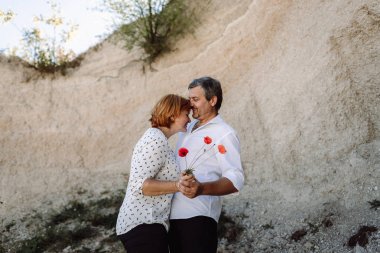 Orta yaşlı çift uçuruma yürür