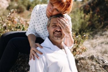 Orta yaşlı çift uçuruma yürür