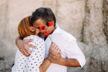 Orta yaşlı çift uçuruma yürür