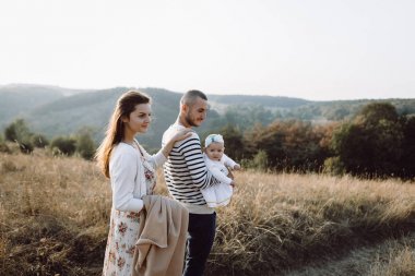 Dağlarda yürüyüş kızı ile genç aile