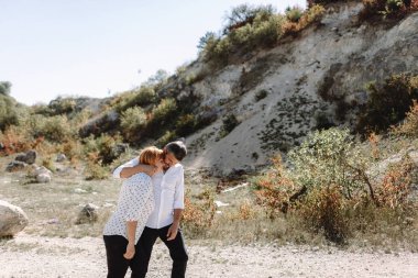 Orta yaşlı çift uçuruma yürür