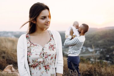 Dağlarda yürüyüş kızı ile genç aile