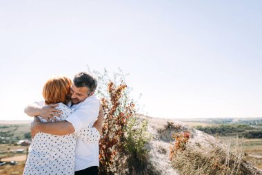 Orta yaşlı çift uçuruma yürür