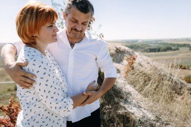 Orta yaşlı çift uçuruma yürür