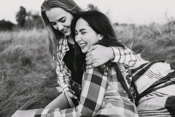 Meninas bonitas em piquenique nas montanhas — Fotografia de Stock