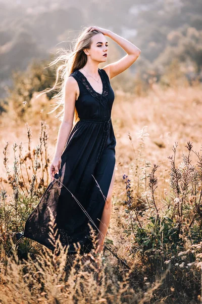 山でドレスを着ている美しい少女 — ストック写真