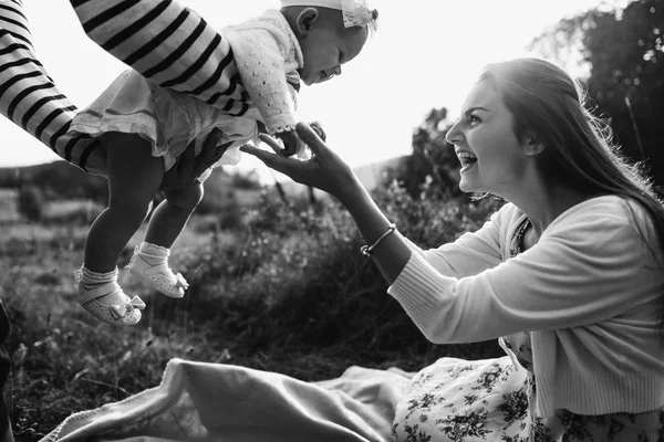 Ung familj med dotter promenader i bergen — Stockfoto