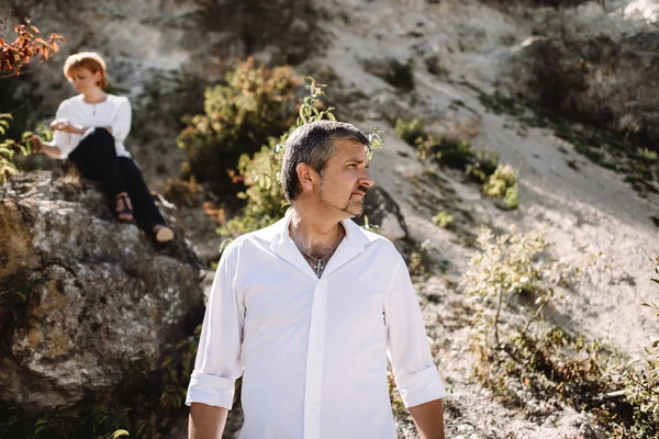 Orta yaşlı çift uçuruma yürür