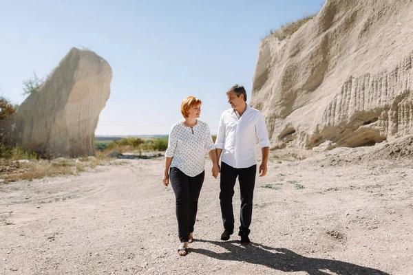 Casal de meia-idade caminha perto das falésias — Fotografia de Stock