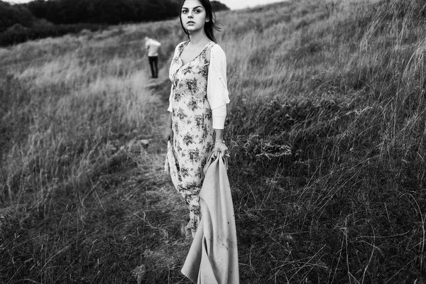 Dağlarda yürüyüş kızı ile genç aile