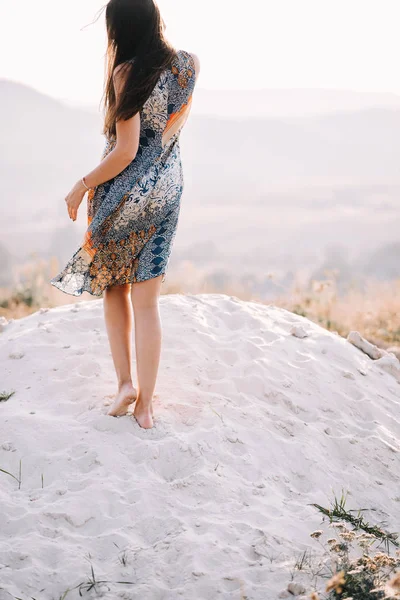 güzel kız kum üzerinde yürüyüş