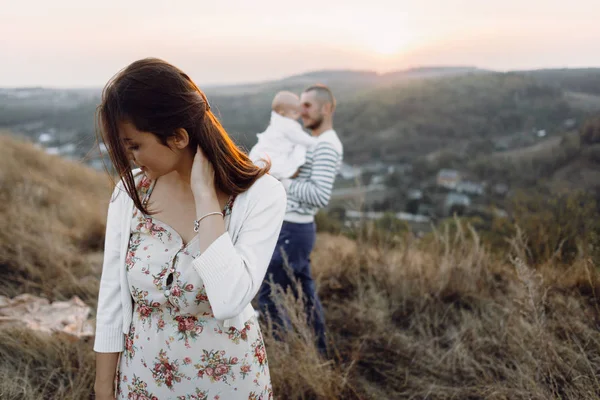 Familia joven con hija caminando en las montañas —  Fotos de Stock