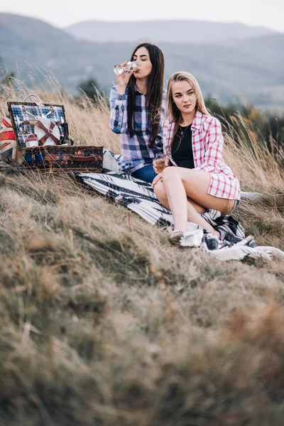 Vackra flickor på picknick i bergen — Stockfoto