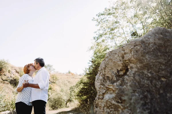 Middle-aged couple walks near the cliffs — Stock Photo, Image