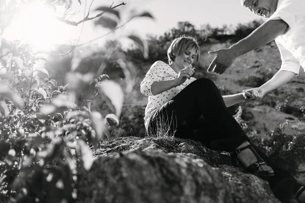 Orta yaşlı çift uçuruma yürür