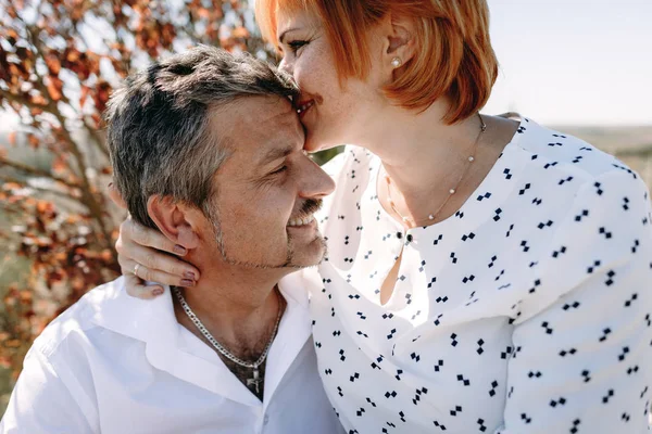 Orta yaşlı çift uçuruma yürür