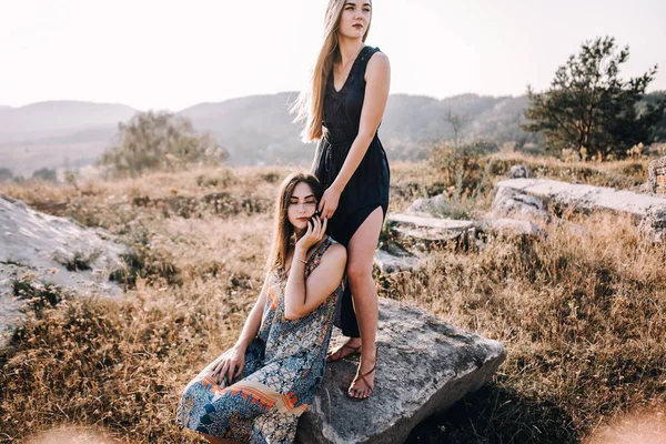 güzel kız dağlarda yürümek