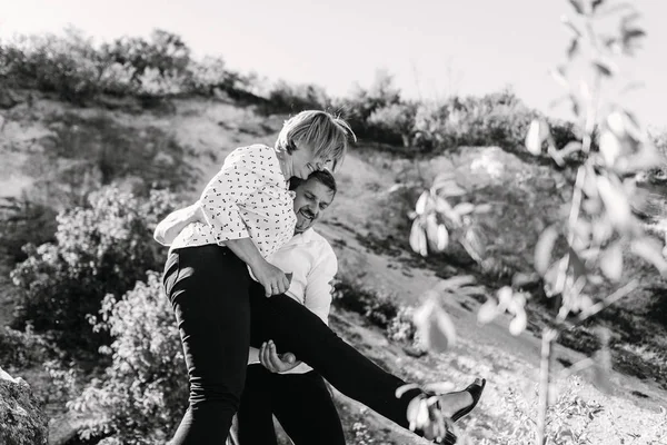 Orta yaşlı çift uçuruma yürür