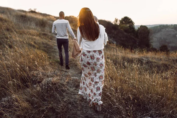 Dağlarda yürüyüş kızı ile genç aile