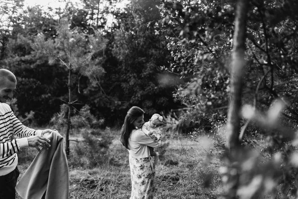 Família jovem com filha andando nas montanhas — Fotografia de Stock