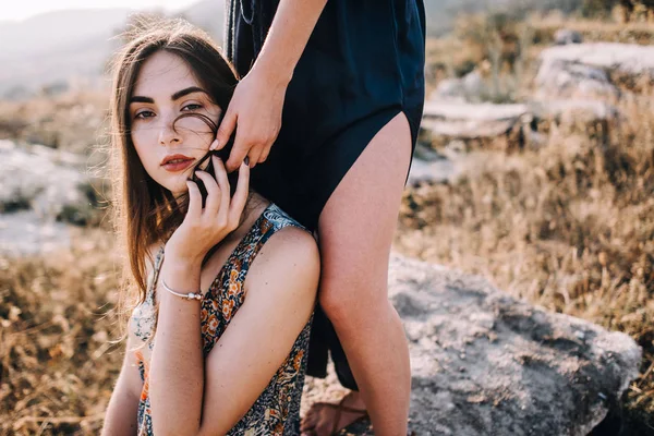 güzel kız dağlarda yürümek