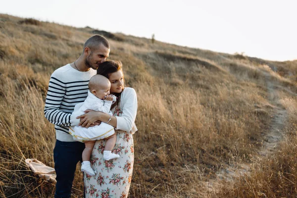 Jeune famille avec fille marchant dans les montagnes — Photo