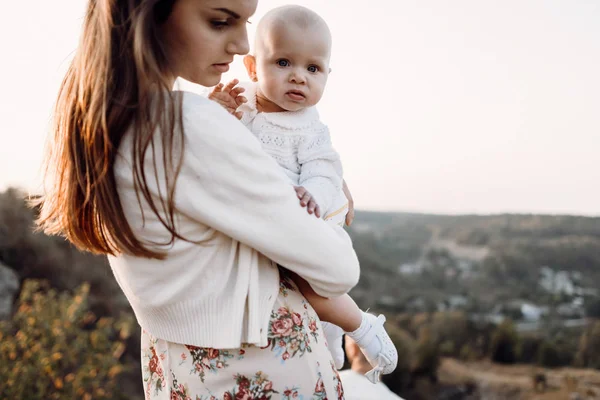 Anne ile kızı dağlarda yürüyüş — Stok fotoğraf