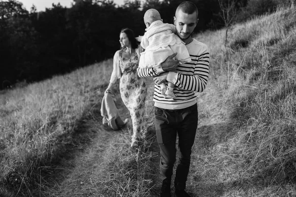 Молодая семья с дочерью, гуляющей в горах — стоковое фото