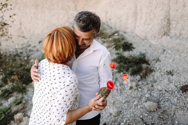 Orta yaşlı çift uçuruma yürür