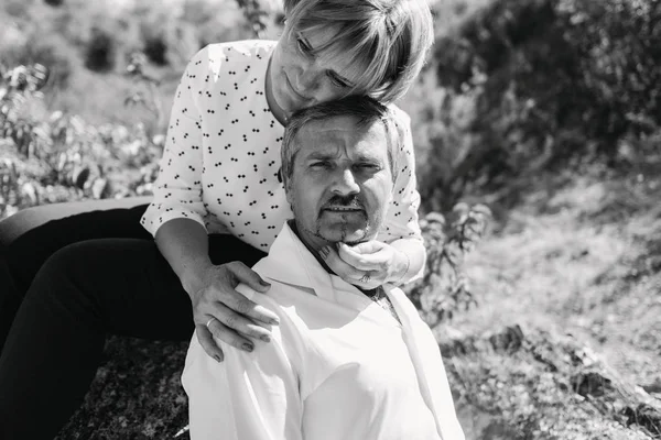 Orta yaşlı çift uçuruma yürür