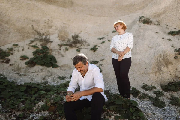 Orta yaşlı çift uçuruma yürür