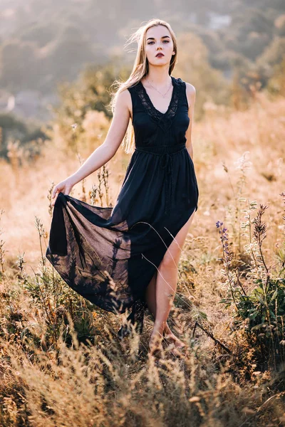 Dağlarda elbise giyen güzel kız — Stok fotoğraf
