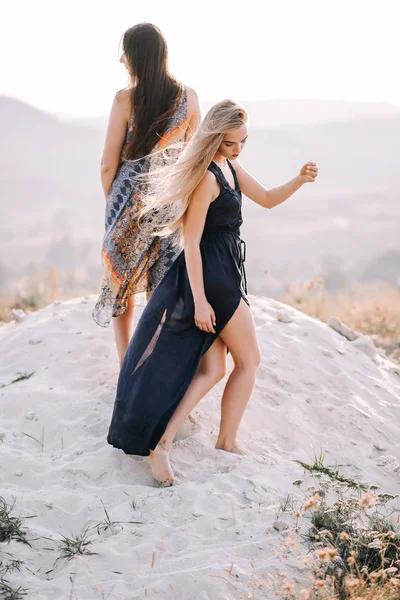 Όμορφα κορίτσια περπατώντας στην άμμο — Φωτογραφία Αρχείου