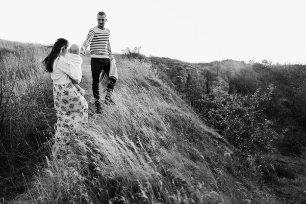 Dağlarda yürüyüş kızı ile genç aile