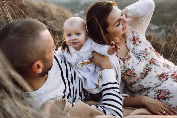 Dağlarda yürüyüş kızı ile genç aile