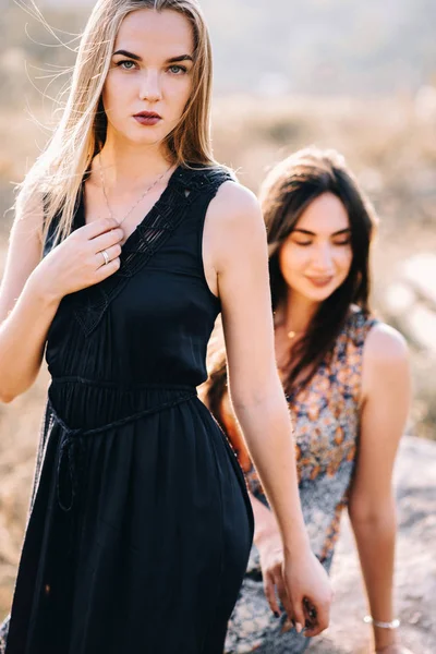 Belle ragazze che camminano in montagna — Foto Stock