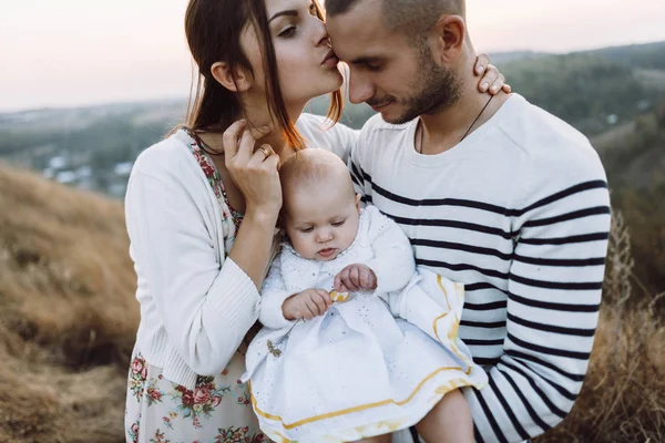 Jeune famille avec fille marchant dans les montagnes — Photo