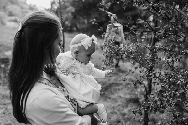 산에서 걷는 딸과 함께 젊은 가족 — 스톡 사진