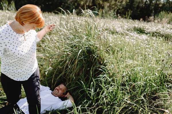nehir kenarında oturan orta yaşlı çift