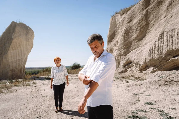 Pareja de mediana edad camina cerca de los acantilados — Foto de Stock