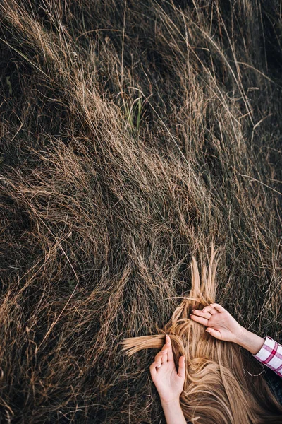 Güzel kız çimenlerde yatıyor.