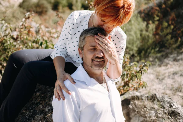 Casal de meia-idade caminha perto das falésias — Fotografia de Stock