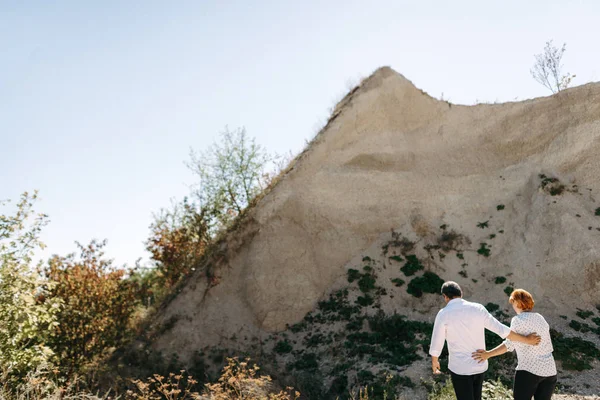 Orta yaşlı çift uçuruma yürür