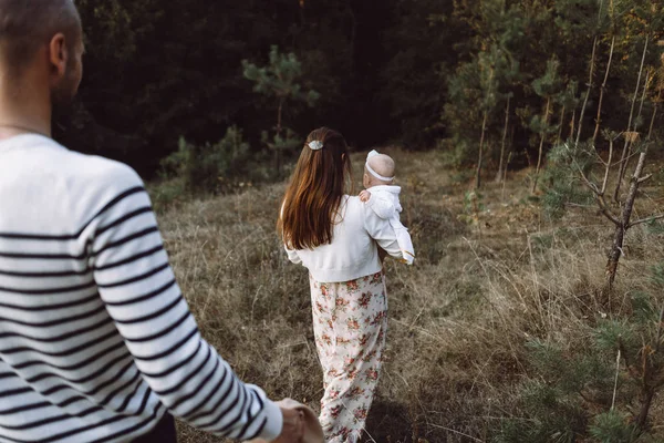 Mladá rodina s dcerou procházky v horách — Stock fotografie