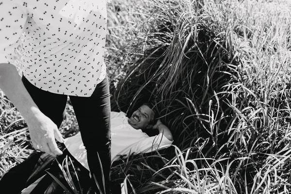 nehir kenarında oturan orta yaşlı çift