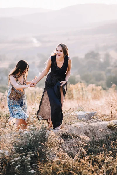 güzel kız dağlarda yürümek