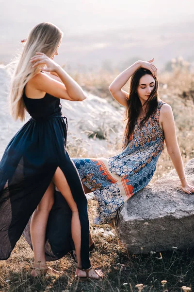 Meninas bonitas andando nas montanhas — Fotografia de Stock